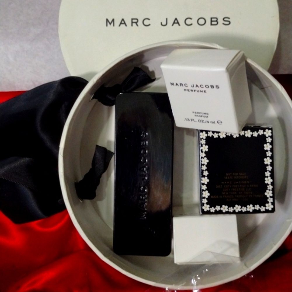 MARC JACOBS 🎁 Perfume, 2 Eau de Toilette, Perfumed Lotion, Permanent Case NWT - Picture 11 of 11